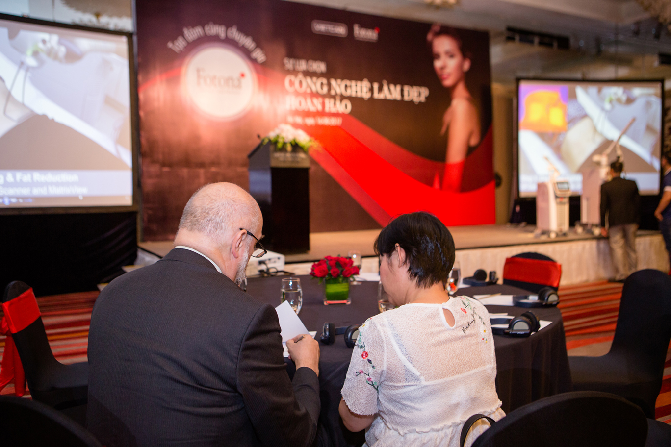 Fotona tại Hà Nội, 2017 - Các chuyên gia trao đổi tại sự kiện. 